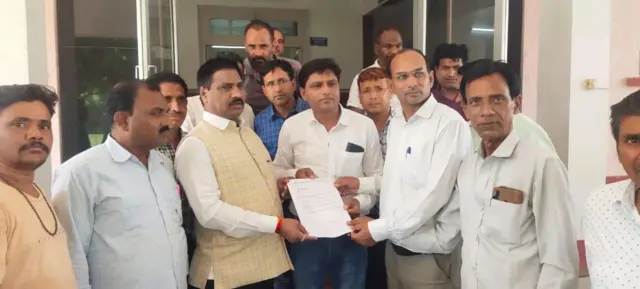 सामाजिक संगठनों ने मामले में मुख्य अभियुक्त की गिरफ्तारी के लिए एससी आयोग सदस्य को ज्ञापन सौंपा.
