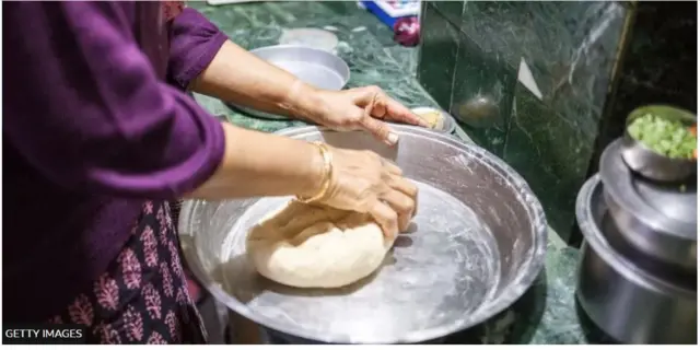 Nwaanyị na-esi nri