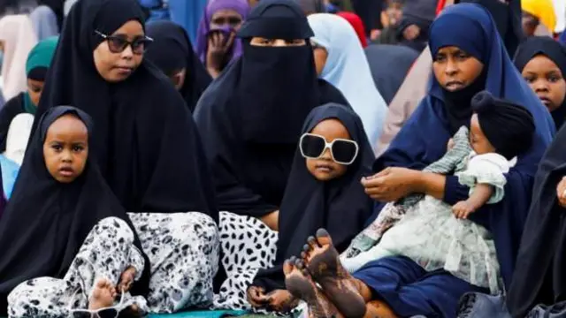 Mata da yara mata sun yi ƙunshi domin kwalliyar sallah a birnin Mogadishu na ƙasar Somaliya.