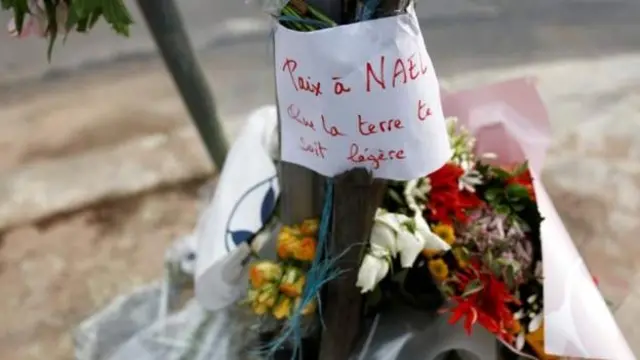 Watu wamekuwa wakiweka shada la maua katika eneo ambapo kijana mwenye umri wa miaka 17 aliuawa na polisi siku ya Jumanne