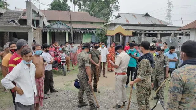 दीपक सामंत के घर के बाहर जुटी पुलिस