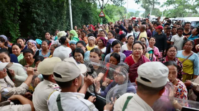 स्थानीय लोगों और पुलिस के बीच तनातनी