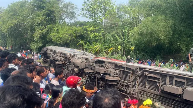 పట్టాలు తప్పిన కోరమండల్ రైలు