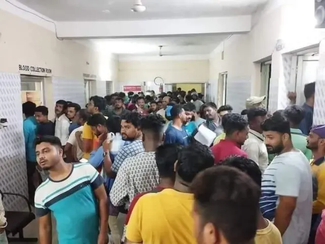 ख़ून देने के लिए अस्पताल में जुटे लोग
