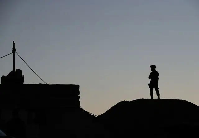 صورة أرشيفية لمقاتل كردي في العراق
