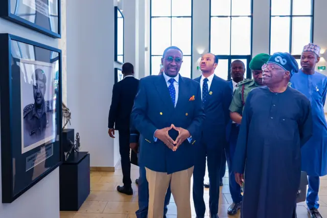 Shugaba Bola Tinubu tare da mai bai wa shugaban ƙasa shawara kan tsaro Babagana Monguno