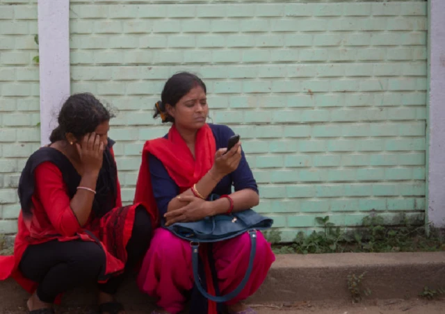 शव की पहचान के इंतजार में पीड़ित परिवार