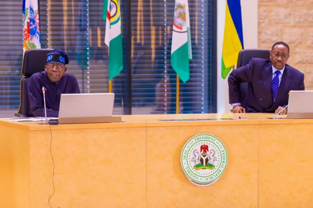 Shugaba Bola Tinubu tare da mai bai wa shugaban ƙasa shawara kan tsaro Babagana Monguno