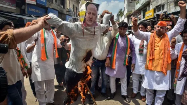 कथित शराब घोटाला में मनीष सिसोदिया का नाम