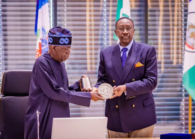 Shugaba Bola Tinubu tare da mai bai wa shugaban ƙasa shawara kan tsaro Babagana Monguno