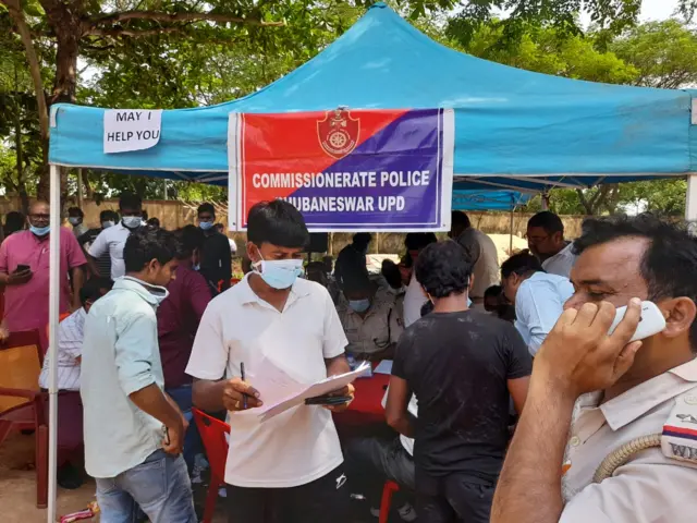 शवों की पहचान के लिए इंतजार में पीड़ित परिवार