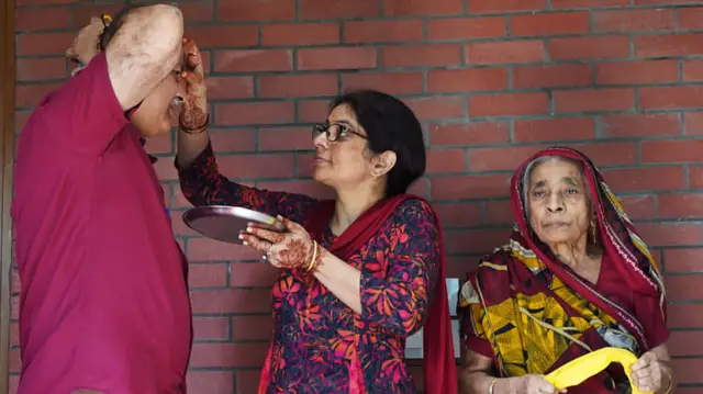 दिल्ली के पूर्व उप-मुख्यमंत्री मनीष सिसोदिया अपनी पत्नी सीमा सिसोदिया और माँ के साथ