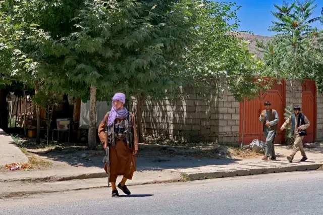 أحد أفراد الأمن من حركة طالبان يحرس المنطقة بعد انفجار قنبلة في المسجد النبوي