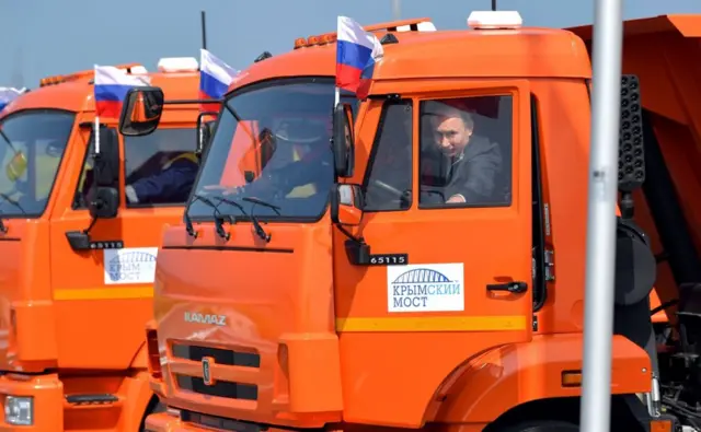 Путин за рулем КАМАЗа в 2018 году во время открытия Крымского моста