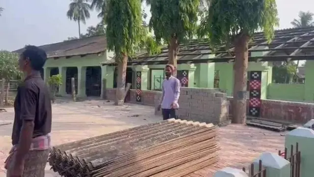 बाहानगा स्टेशन के पास स्थित स्कूल की छत जिसे ढहाया गया है