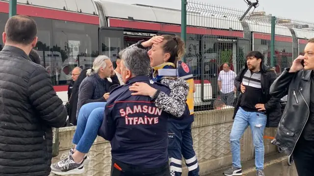 Samsun'da iki tramvayın çarpışması sonucu yaşanan kazada 26 kişi yaralandı, bir vatmanın durumu ağır