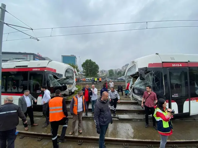 Samsun'da iki tramvayın çarpışması sonucu yaşanan kazada 26 kişi yaralandı, bir vatmanın durumu ağır