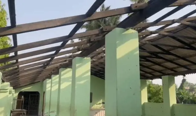 बाहानगा स्टेशन के पास स्थित स्कूल की छत जिसे ढहाया गया है