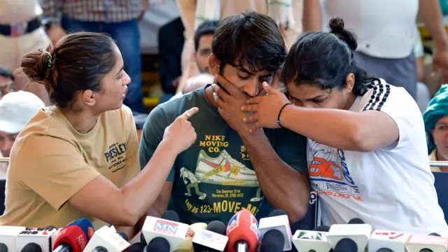 विरोध प्रदर्शन करते पहलवान विनेश फोगाट, बजरंग पूनिया, और साक्षी मलिक (बाएं से दाएं)