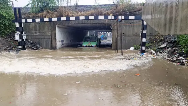 नवसारी शहर में बारिश के बाद का दृश्य