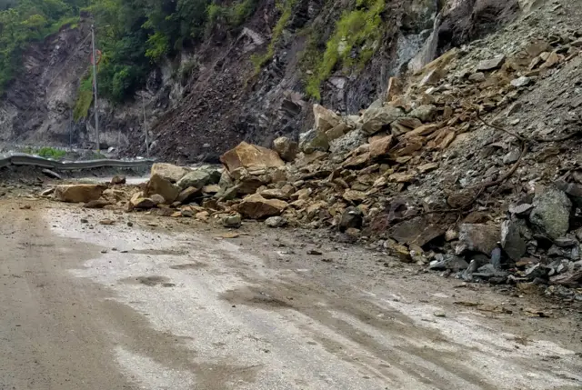 किन्नौर में बारिश के बीच भूस्खलन