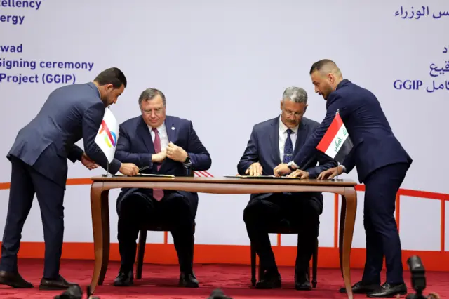 وقع الاتفاق في بغذاد وزير النفط العراقي حيان عبد الغني والرئيس التنفيذي لشركة "توتال إنرجي" باتريك بويانيه