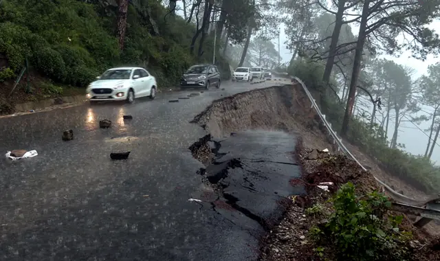 कांगड़ा में भारी बारिश के बीच कई जगह सड़कें टूट गई हैं.