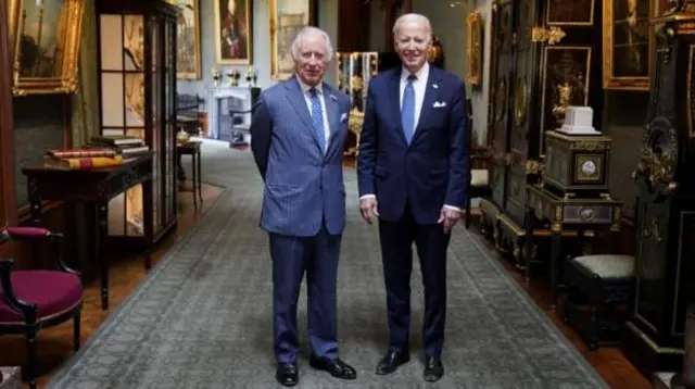 Eze Charles III na Joe Biden
