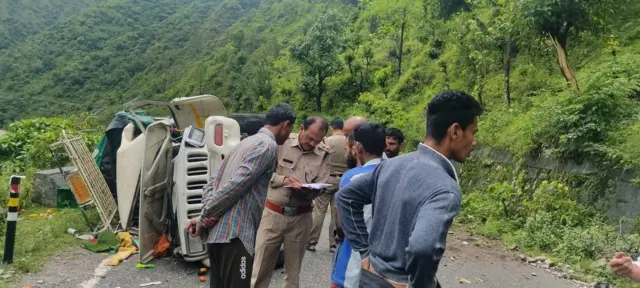 टमाटर से भरी वैन दर्घटना का शिकार
