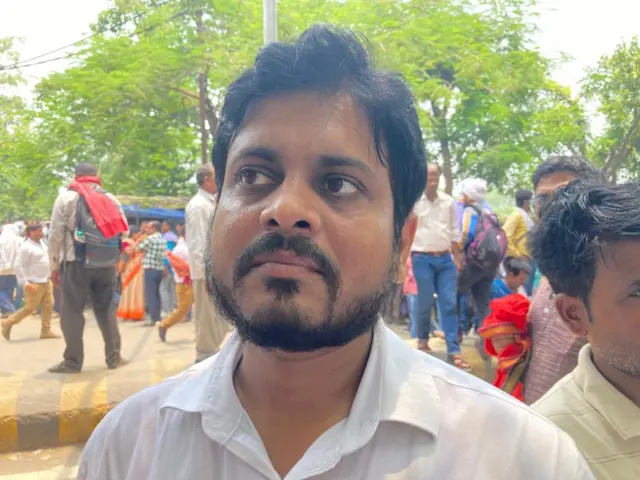 प्रदर्शनकारी एक शिक्षक