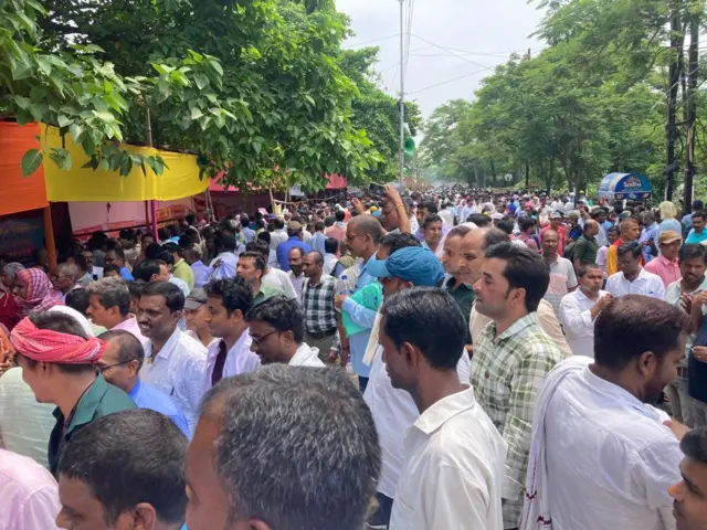 प्रदर्शनकारी शिक्षक
