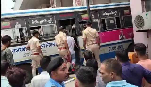 रोडवेज़ बस