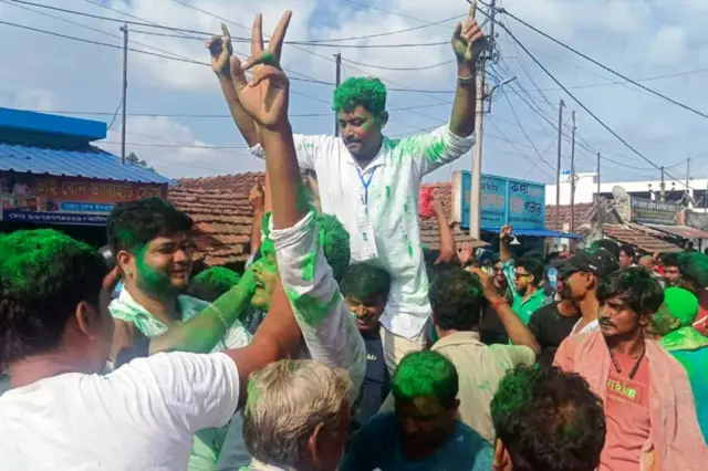 जीत का जश्न मनाते टीएमसी कार्यकर्ता