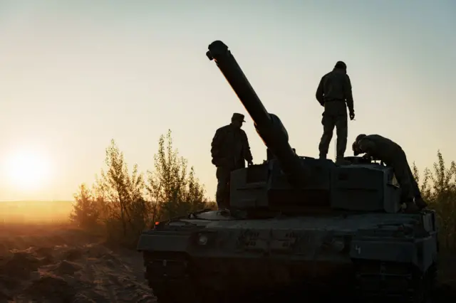 Украинские военные на танке Leopard