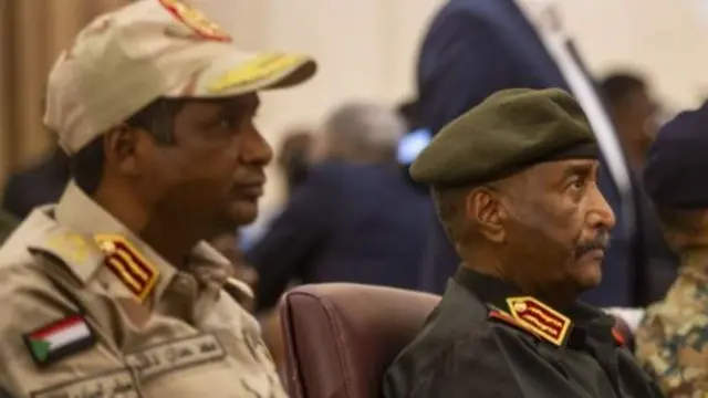Majenerali wapinzani Mohamed Hamdan "Hemedti" Dagalo (kushoto) na Abdel Fattah al-Burhan wanaonekana hapa miezi kadhaa kabla ya mapigano kuzuka.