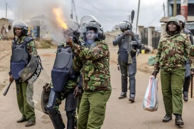Àwọn ọlọ́pàá to n tin teargas