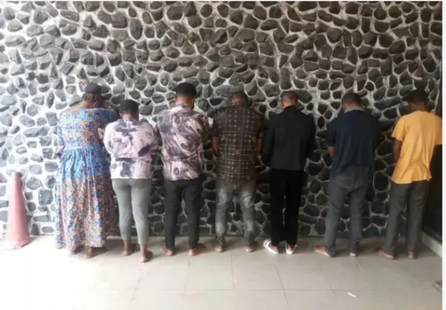 Otu mmadụ asaa na-agba mgbere nwa