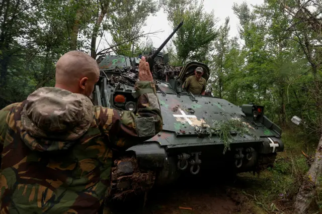 Украинские военные на бронемашине Bradlеу в Запорожской области