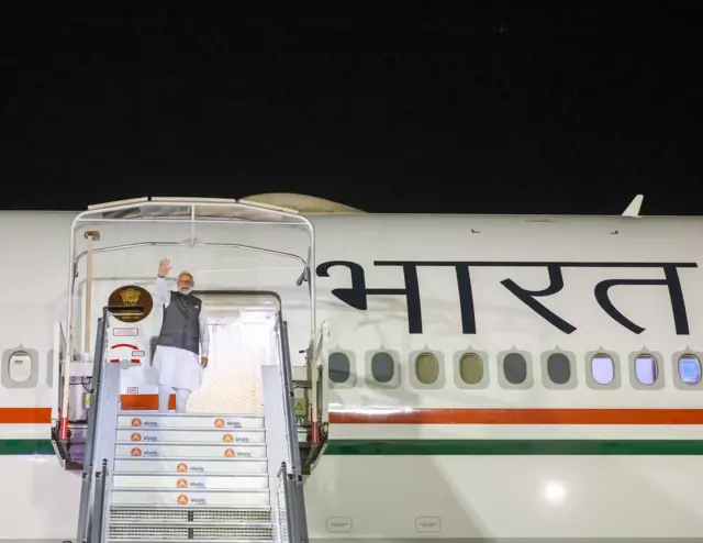फ्रांस की यात्रा के बाद यूएई के लिए रवाना हुए पीएम मोदी