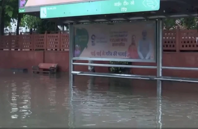 आईटीओ पर कई दिनों से पानी भरा हुआ है.