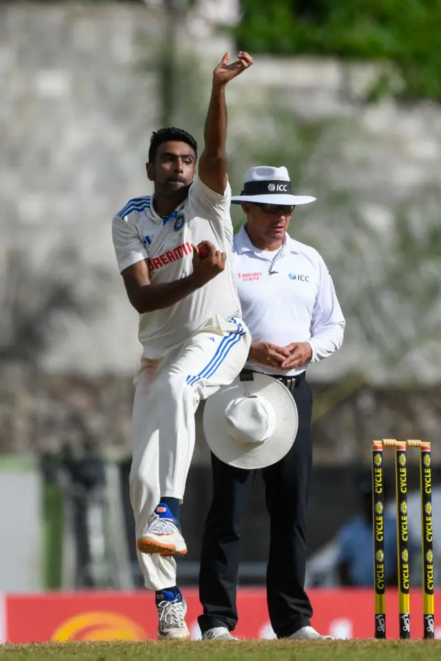 బౌలింగ్ చేస్తున్న రవిచంద్రన్ అశ్విన్