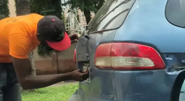Onye ọrụ nnakọ ụtụisi na-ekwopụ akara njirimara ụgbọala onye na-enyeghi ego ụtụisi