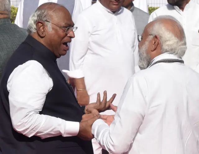 मल्लिकार्जुन खड़गे और पीएम मोदी