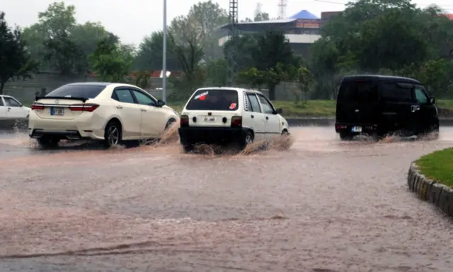 اسلام آباد میں گولڑہ موڑ کے قریب شدید بارش کے دوران دیوار گرنے سے 11 افراد ہلاک