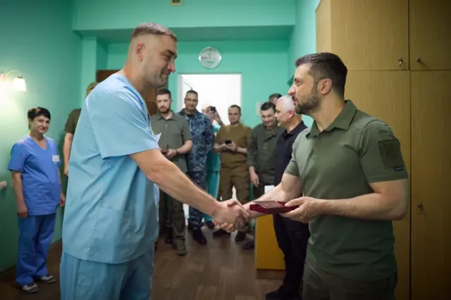 Владимир Зеленский вручает награды медикам в Одессе