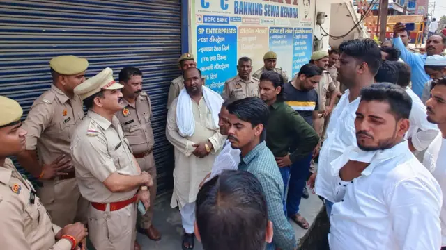 मौके पर मौजूद पुलिस बल