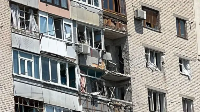 поврежденная многоэтажка в Херсоне