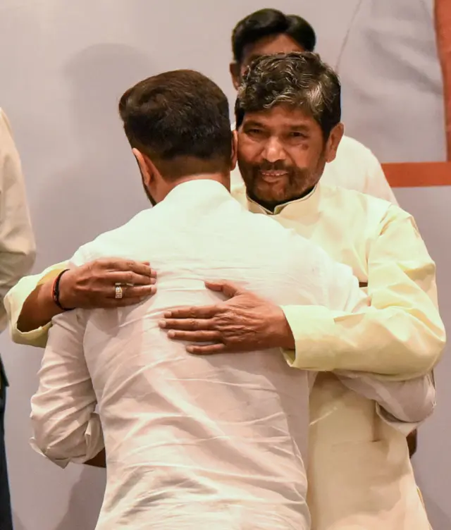चाचा पशुपति के साथ चिराग पासवान