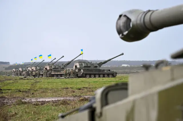 Гаубицы с украинскими флагами