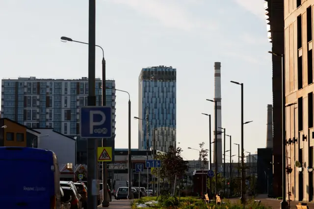 Пострадавшее здание бизнес-центра в Москве